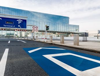 Parking P8 przy Terminalu 2 (oficjalny) - parking lotnisko Frankfurt (FRA) - główne zdjęcie parkingu