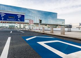 Parking P8 przy Terminalu 2 (oficjalny)