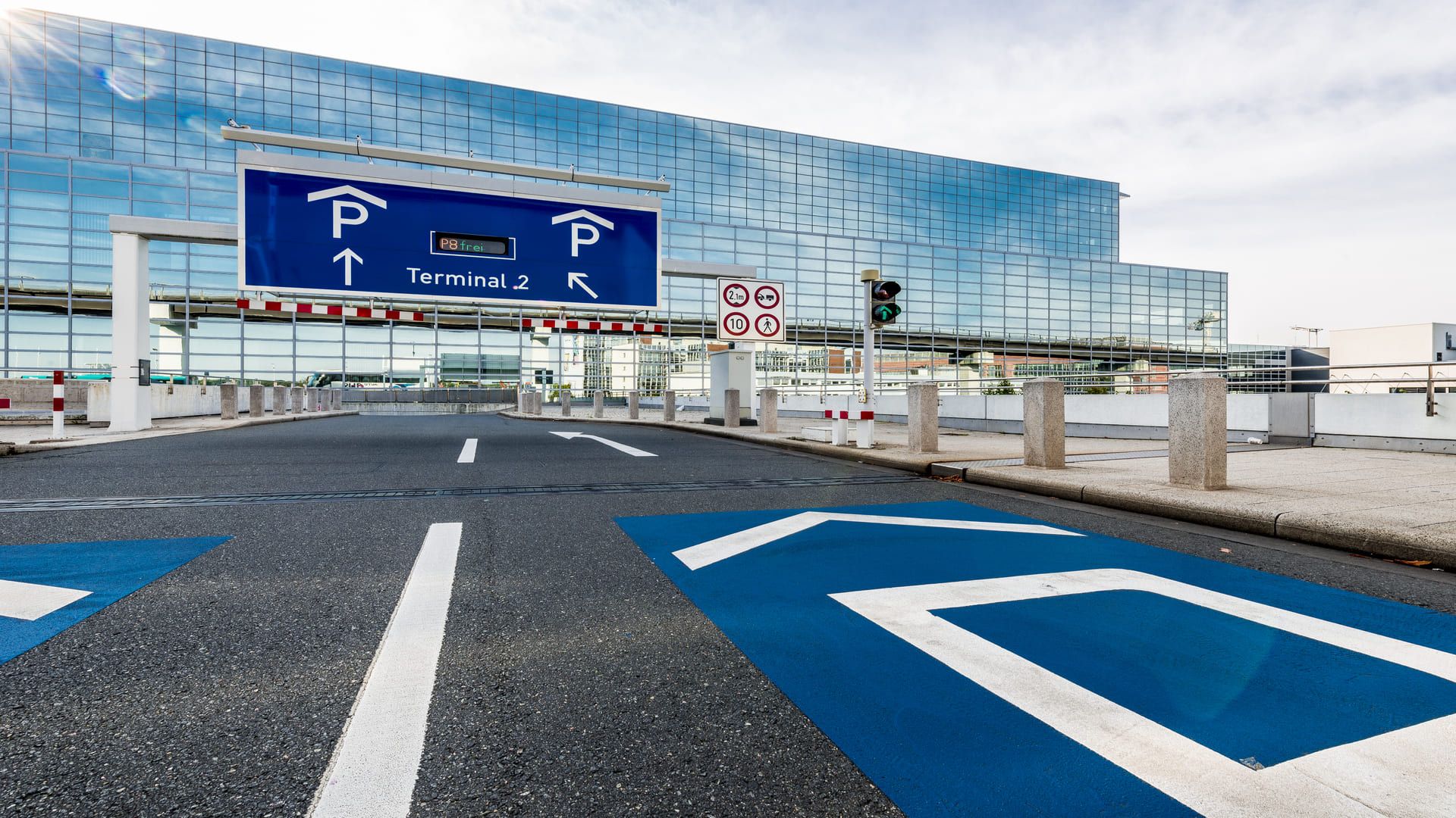 Parking P8 przy Terminalu 2 (oficjalny) - parking lotnisko Frankfurt (FRA) - zdjęcie parkingu