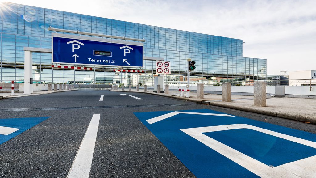 Parking P8 - wjazd do garażu przy Terminalu 2 lotniska Frankfurt FRA