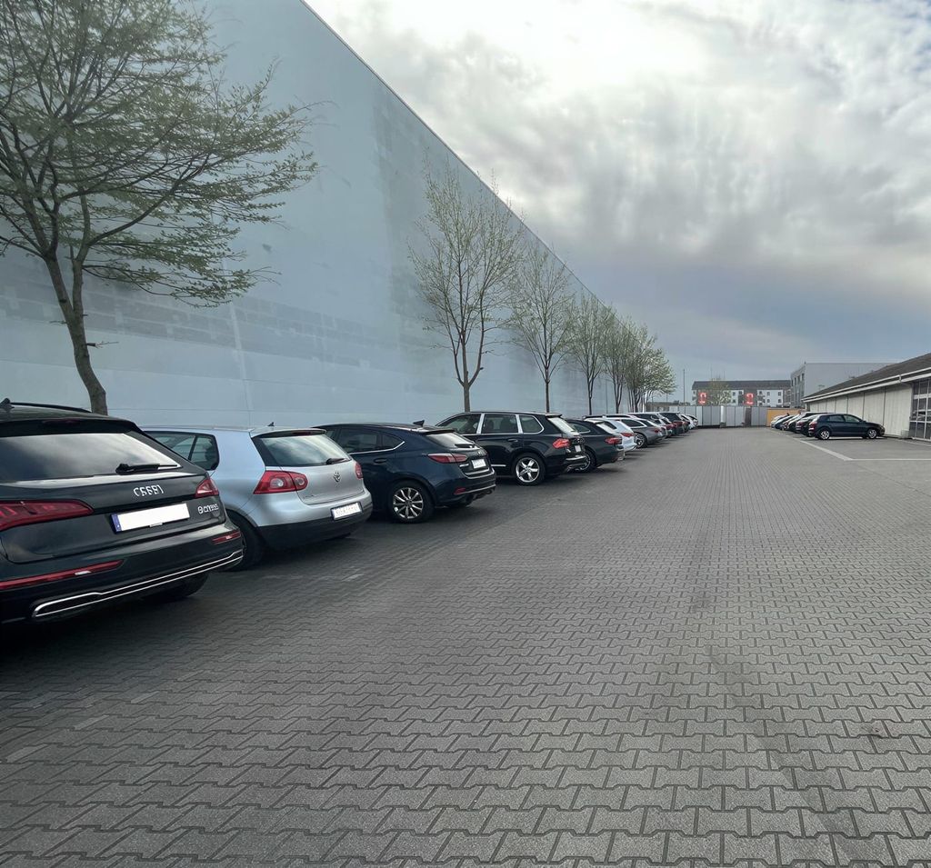 Zdjęcie parkingu Mein Flughafenparkplatz Langer Kornweg w Kelsterbach przy lotnisku we Frankfurcie