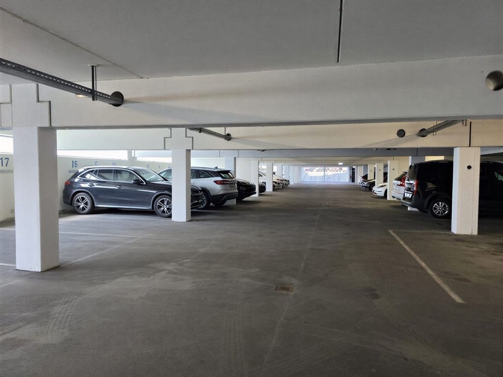 Business Valet Service - Garaż - poziom garażu ze słupami i zaparkowanymi samochodami - parking lotnisko Frankfurt (FRA)