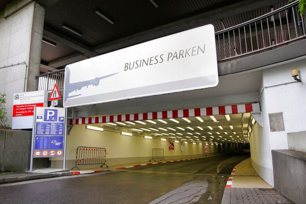 Parking P4 Business przy Terminalu 1 (oficjalny) - parking lotnisko Frankfurt (FRA) - zdjęcie parkingu