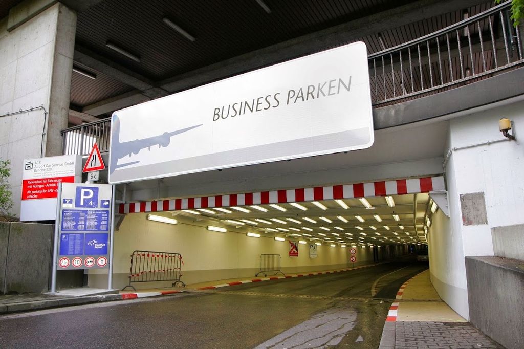 Parking P4 Business - wjazd do garażu Business Parken przy Terminalu 1 lotniska Frankfurt FRA