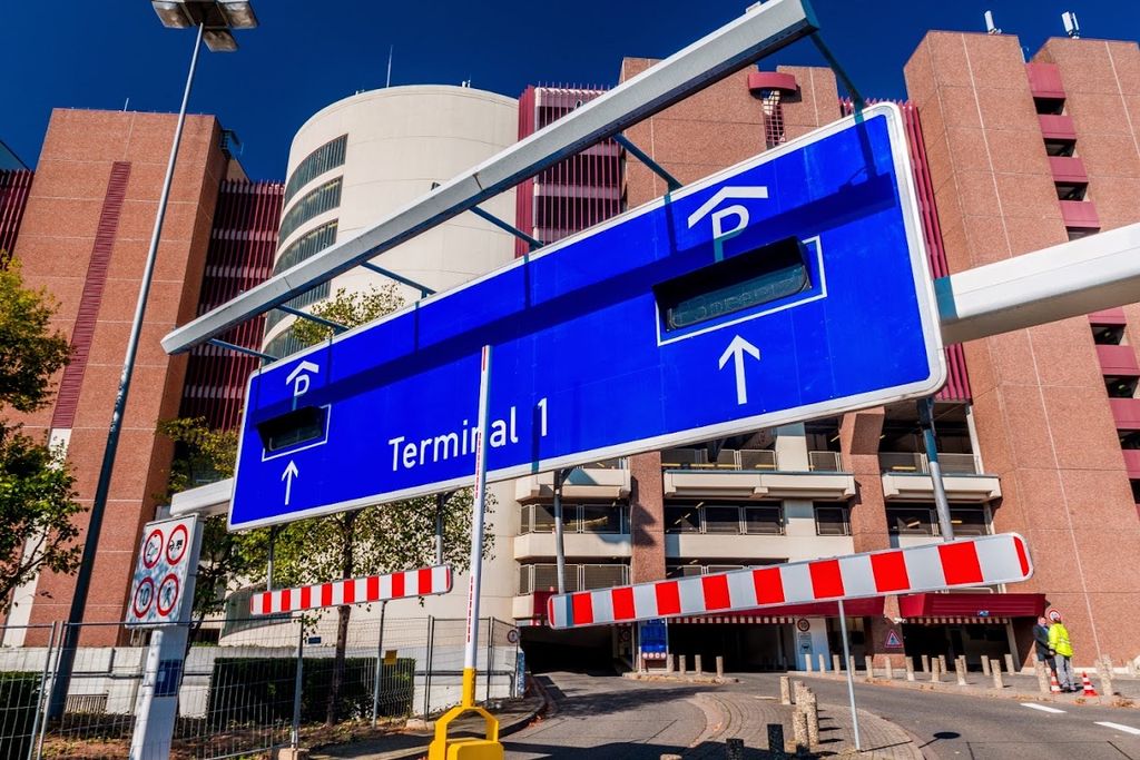 Parking P2/P3 - tablica kierunkowa Terminal 1 na tle parkingów wielopoziomowych - lotnisko Frankfurt (FRA)