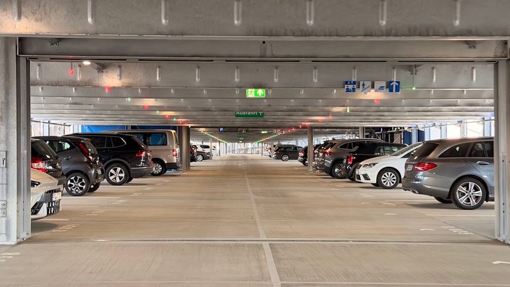Parking Gateway Gardens - kondygnacja parkingowa z zaparkowanymi autami - lotnisko Frankfurt (FRA)