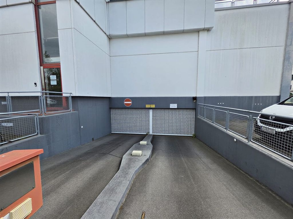 Business Valet Service - Garaż - rampa zjazdowa i brama wjazdowa do garażu podziemnego - parking lotnisko Frankfurt (FRA)