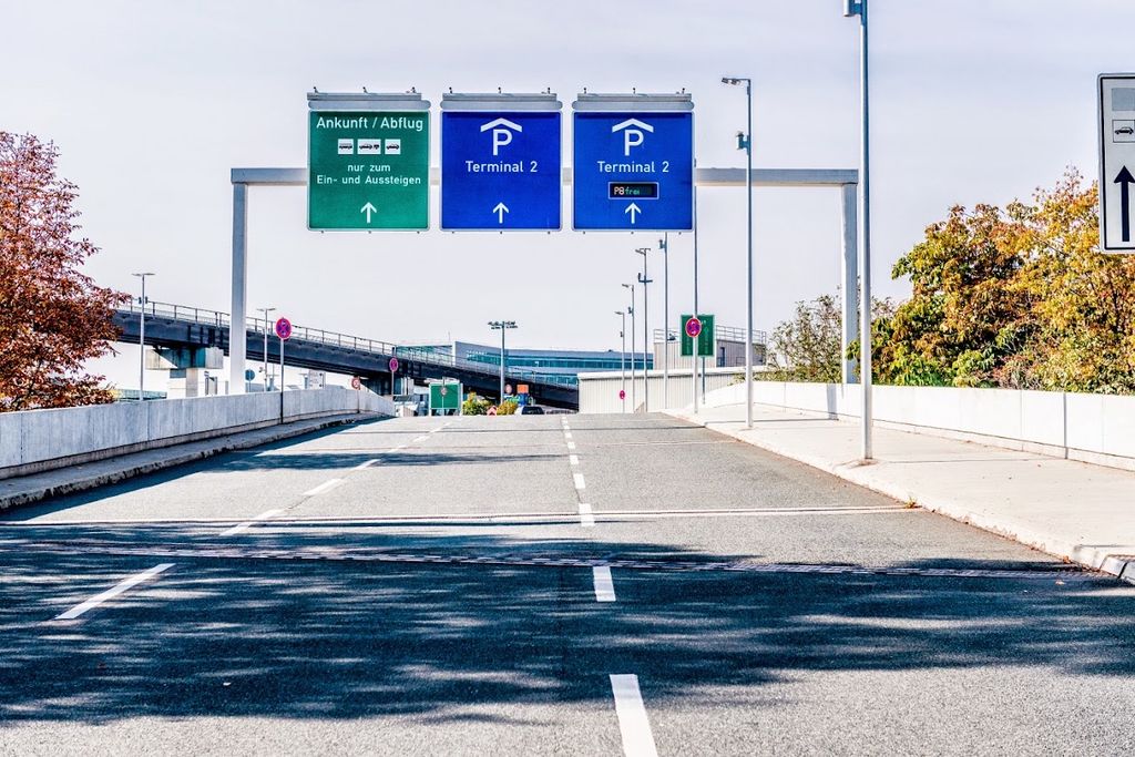 Parking P8 - tablice kierunkowe nad jezdnią prowadzące do parkingów Terminalu 2 - lotnisko Frankfurt (FRA)