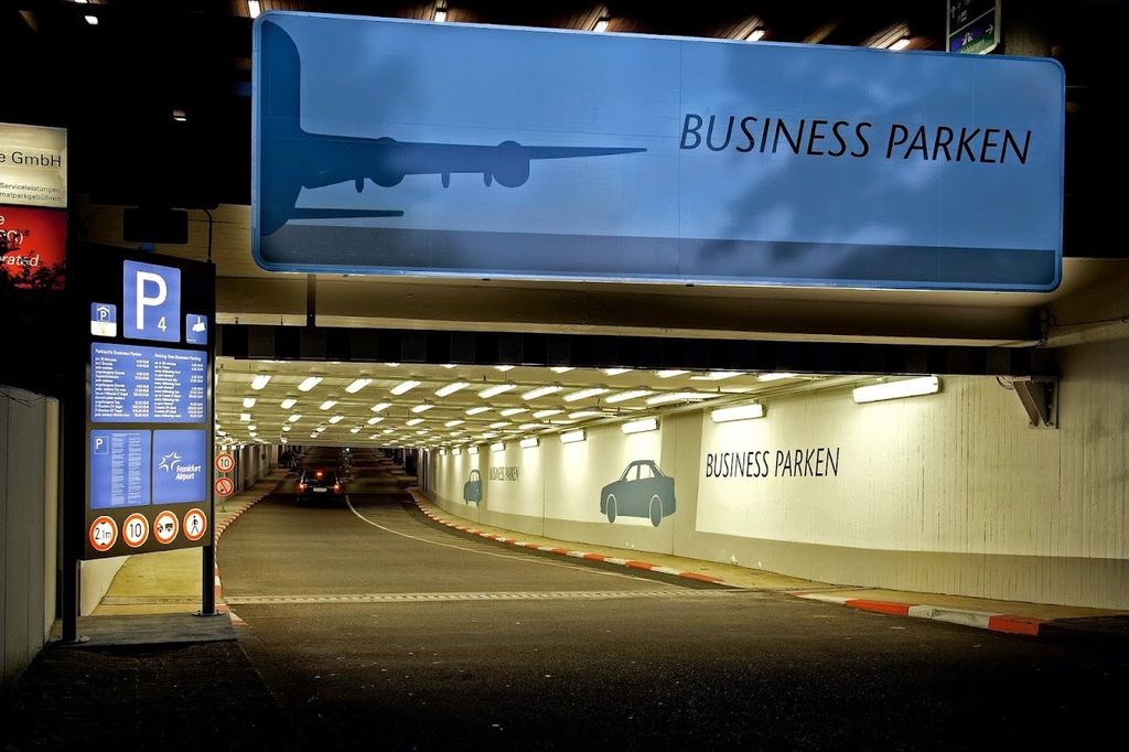 Parking P4 Business - podświetlony wjazd Business Parken nocą - lotnisko Frankfurt (FRA)