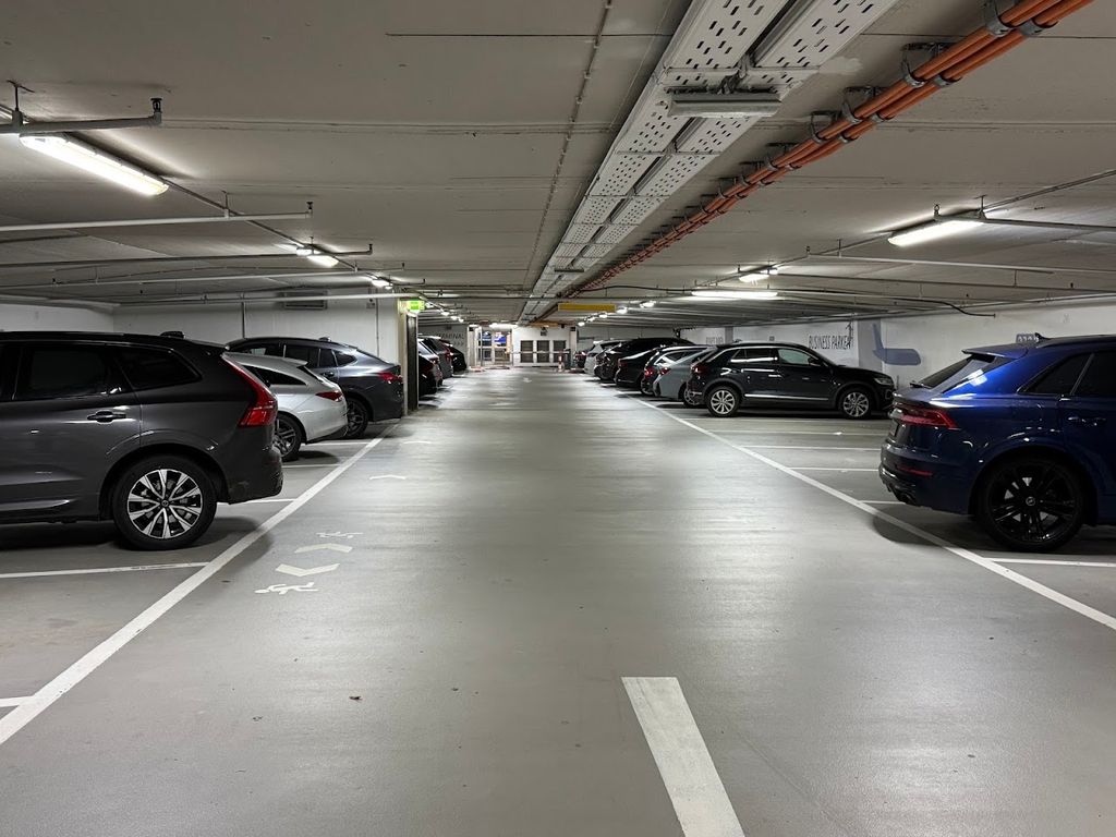 Parking P4 Business - wnętrze garażu podziemnego z zaparkowanymi autami - lotnisko Frankfurt (FRA)