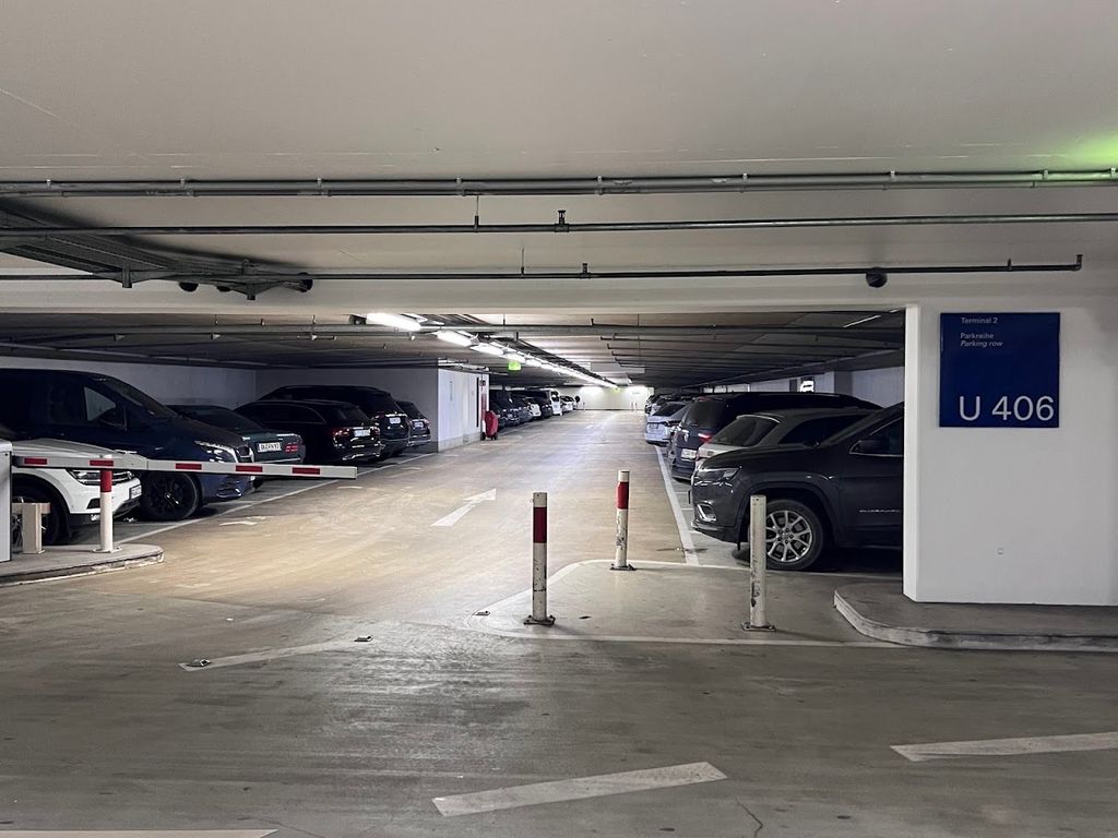 Parking P8 - wnętrze garażu na poziomie podziemnym - lotnisko Frankfurt (FRA)