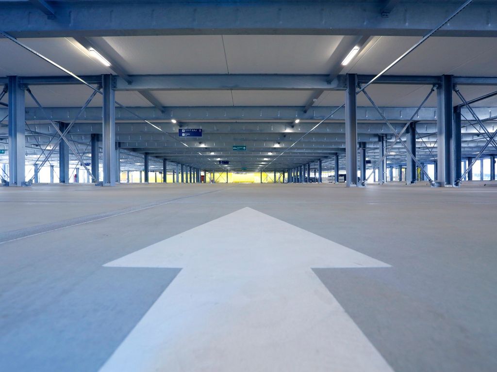 Parking terminalowy T3 - P10 - wnętrze garażu z oznakowaniem do Terminalu 3 - lotnisko Frankfurt (FRA)